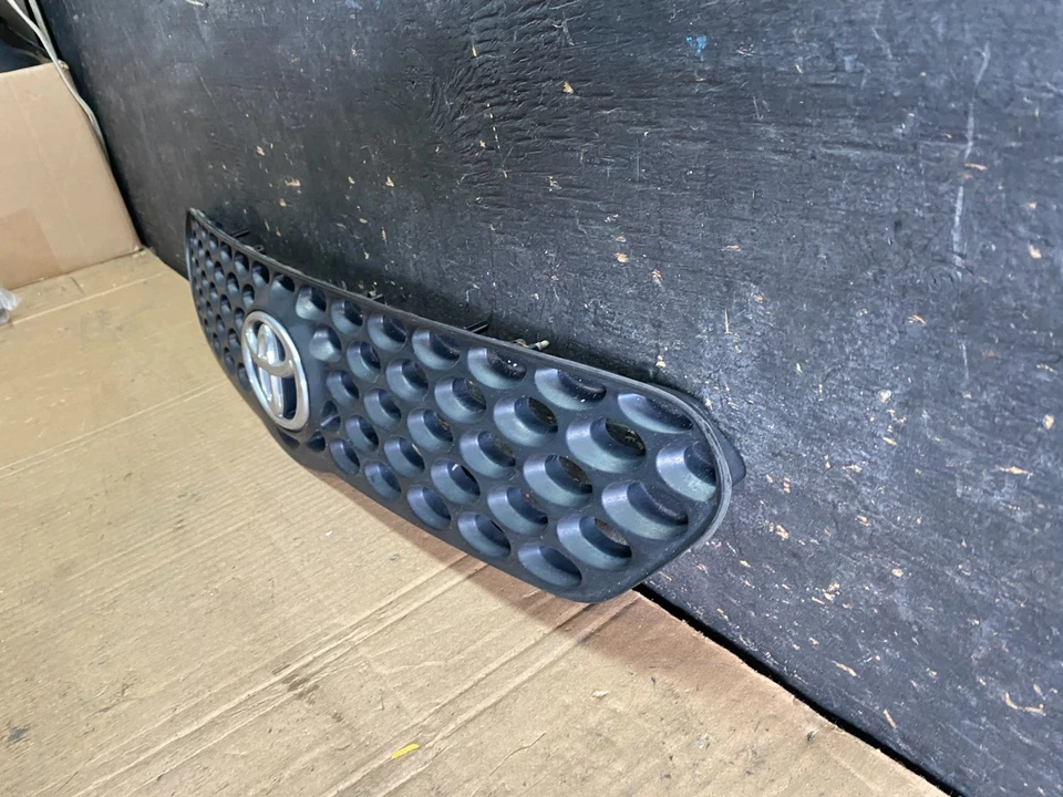 Grelha dianteira superior Toyota Matrix 2003 a 2004 fabricante de equipamento original T4028 DG - Imagem 2 de 4