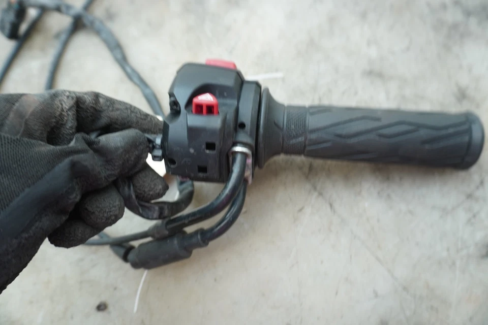 INTERRUPTOR DE CONTROL DE ARRANQUE DERECHO SUZUKI GSXR 1000 2024 E-321 Foto 2 de 4