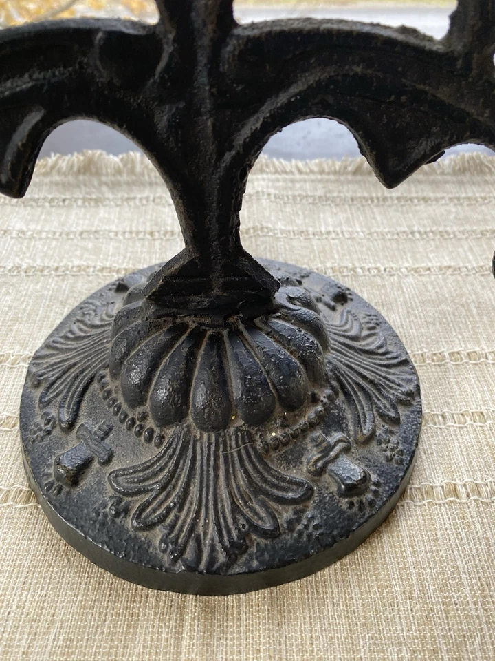 Candelabro vintage de hierro fundido de 7 brazos — decoración gótica pesada de granja Foto 2 de 4