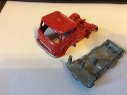 Corgi 70's Bedford TK Cab & base for code 3 *2