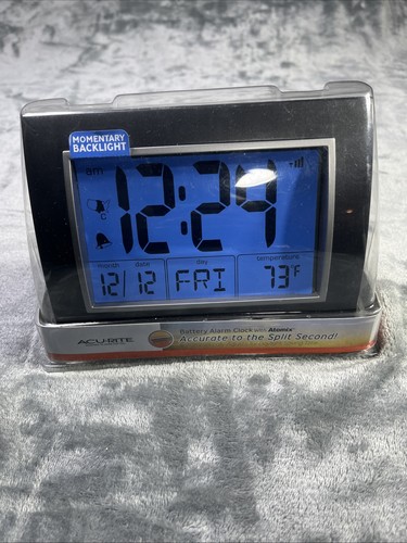 AcuRite Reloj Despertador Atómico Fecha Día de la Semana Temperatura Retroiluminación Pantalla Grande NUEVO - Imagen 2 de 6