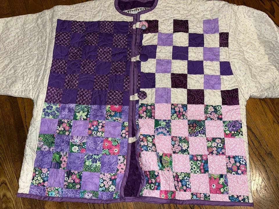 Increíble Chaqueta de Granero Cuadrada Acolchada Vintage Hecha a Mano Púrpura Pensamientos Firmada Talla L/XL Foto 3 de 4