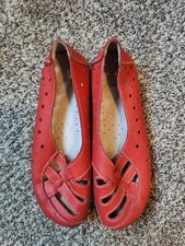 Women's Size 5 Ballet Red Leather Lightweight Flats with Design