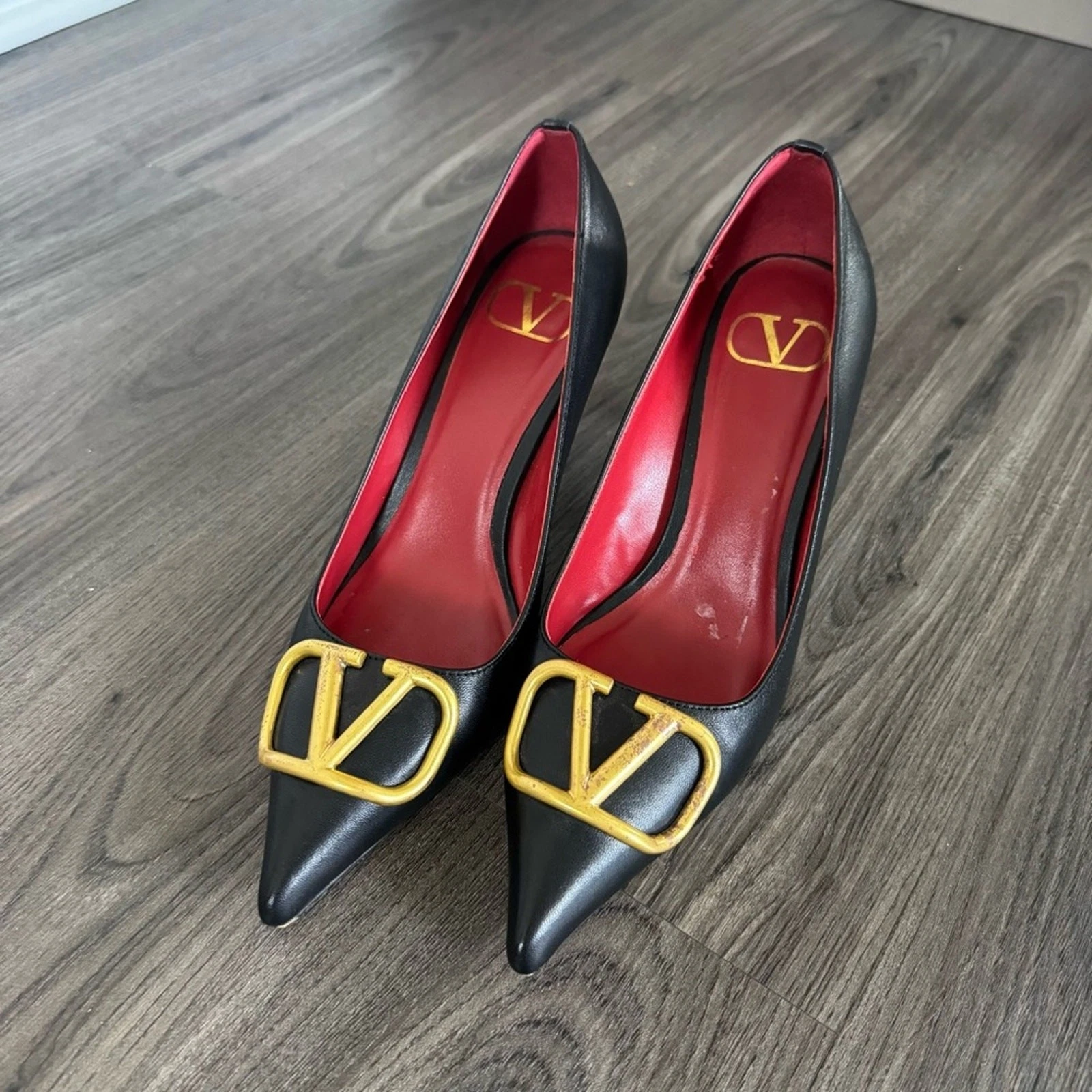 Valentino — Valentino Garavani Signature Gold V Logo Plaque Black Leather Heeled Pumps 38