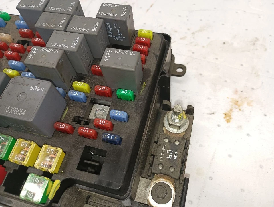 Caja de fusibles de motor de 2005 Cadillac Escalade ESV 6,0 L 11846635 Foto 3 de 4