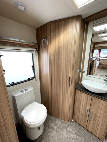 LUNAR CONQUEST 462 2 BERTH CARAVAN 2017 COMPLETE WITH LOADS OF EXTRAS, FOR SALE - Picture 7 of 16