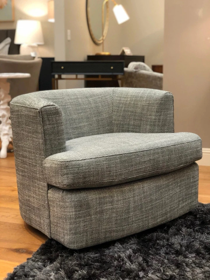 Silla Mitchell Gold + Bob Williams Ryder, inspirada en la colección respaldo bajo Barrell Foto 3 de 4