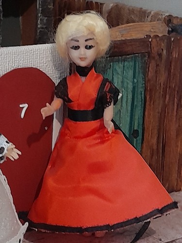 VINTAGE DOLLS HOUSE FIGURE. x 2 - Picture 5 of 10