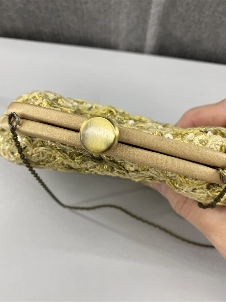 Bolsa de ombro Santi Anthropologie 50s Snap Lock ouro lantejoulas frisadas formal embreagem - Imagem 4 de 4