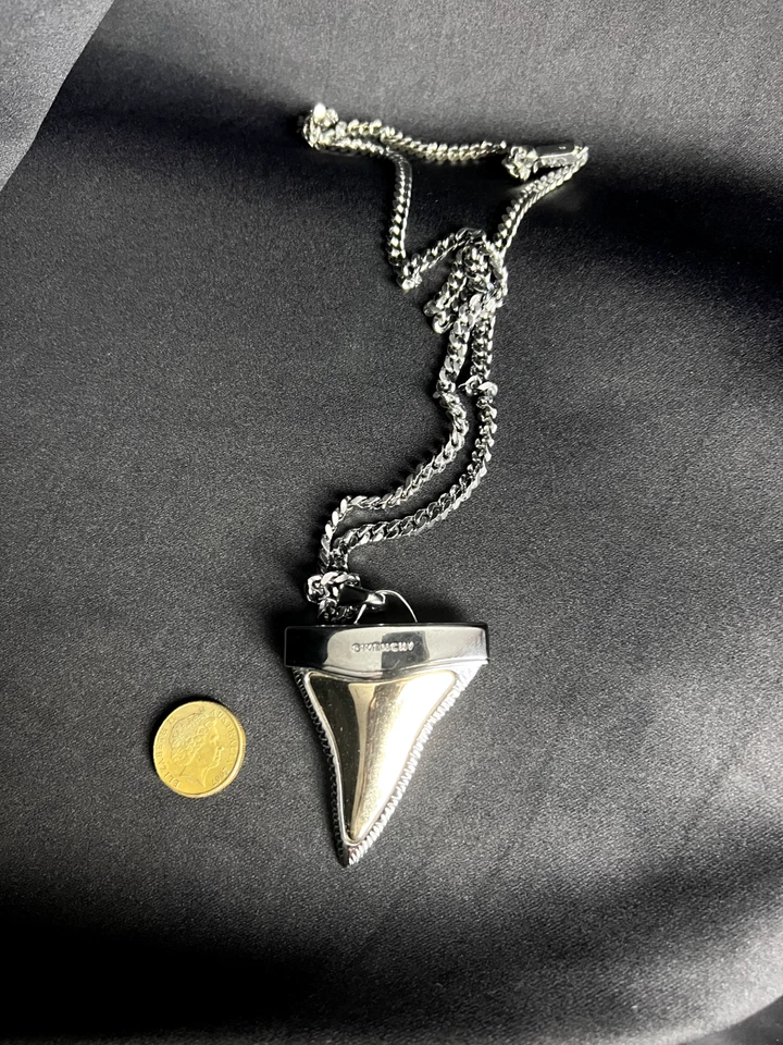✅ RARO Collar Colgante Diente de Tiburón Grande Dos Tonos Givenchy Era Riccardo Tisci Foto 2 de 4