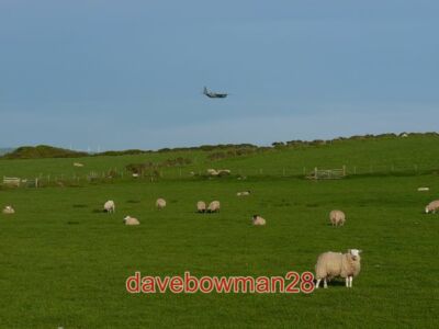 FOTO TIEFFLIEGENDES HERC AN RAF HERCULES TRANSPORTERFLUGZEUG DAS ABGEFLOGEN WAR TH