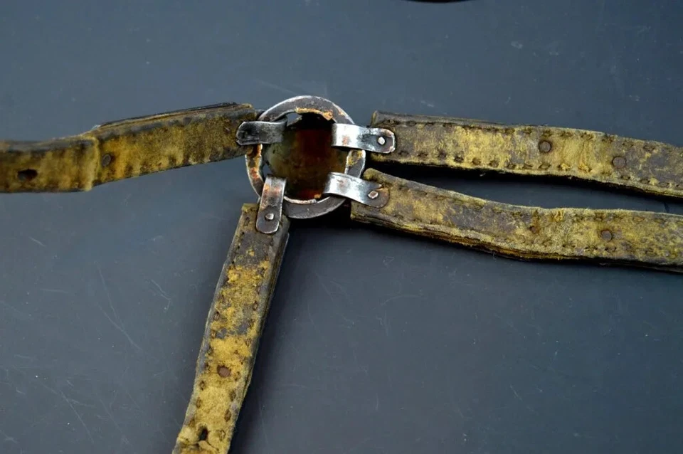 Trampa de caballos antigua con estribos de hierro. correas incrustadas en plata/oro talladas Foto 2 de 4