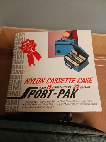 NEW RETRO VNTG sport-pak BMI Audio Cassette Tape Green Carrying case 16/24 Nylon - Picture 2 of 6
