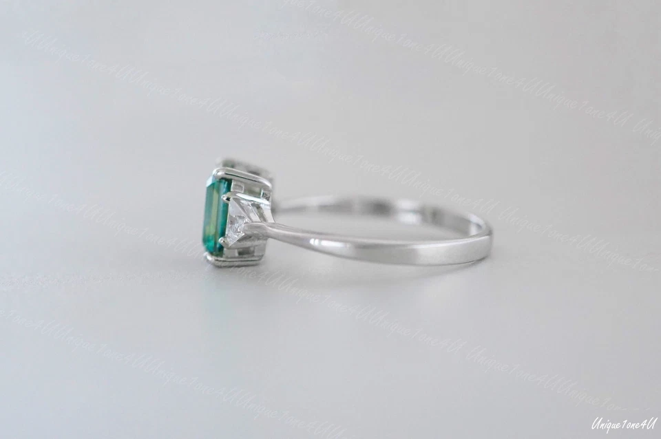Delicado anillo de compromiso corte esmeralda de 2 quilates, anillo de moissanita corte esmeralda Foto 4 de 4