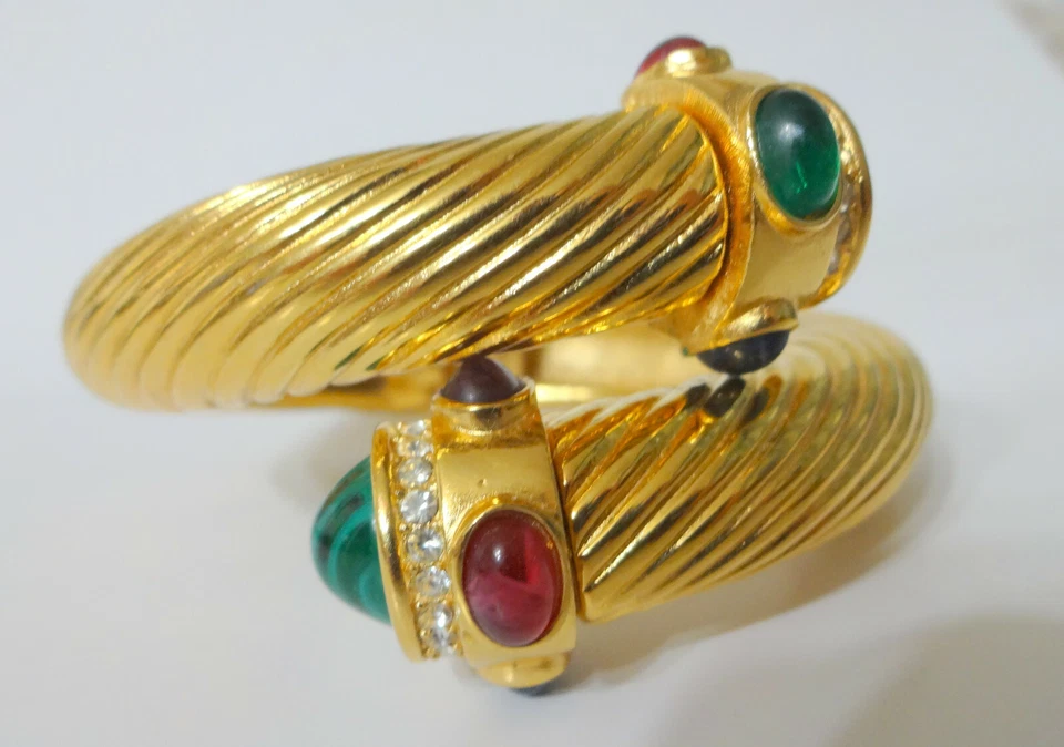 Pulsera bypass vintage GIVENCHY verde rosa azul estrás tono dorado Foto 4 de 4