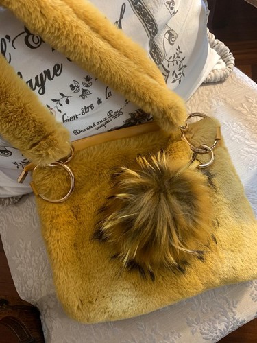 Borsa/Pochette di ecopelliccia colore giallo con pon pon di vera volpe - Foto 3 di 6