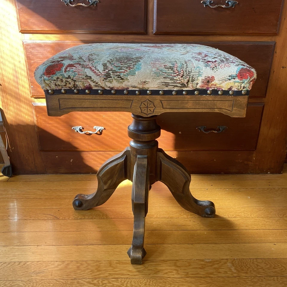 Antiguo taburete de piano victoriano/ East Lake otomano bordado Chadwick Acton MA Foto 2 de 4
