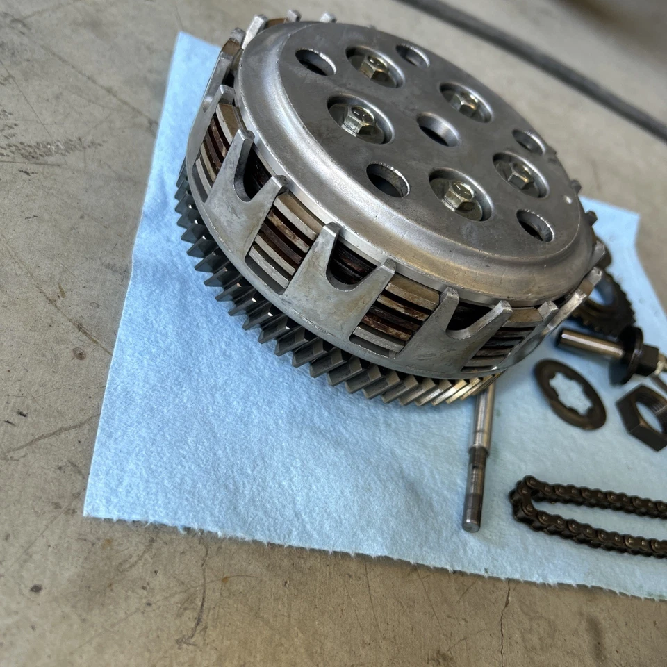 Conjunto de cesta de embrague con placas Suzuki GW250 2013-2017 Foto 2 de 4