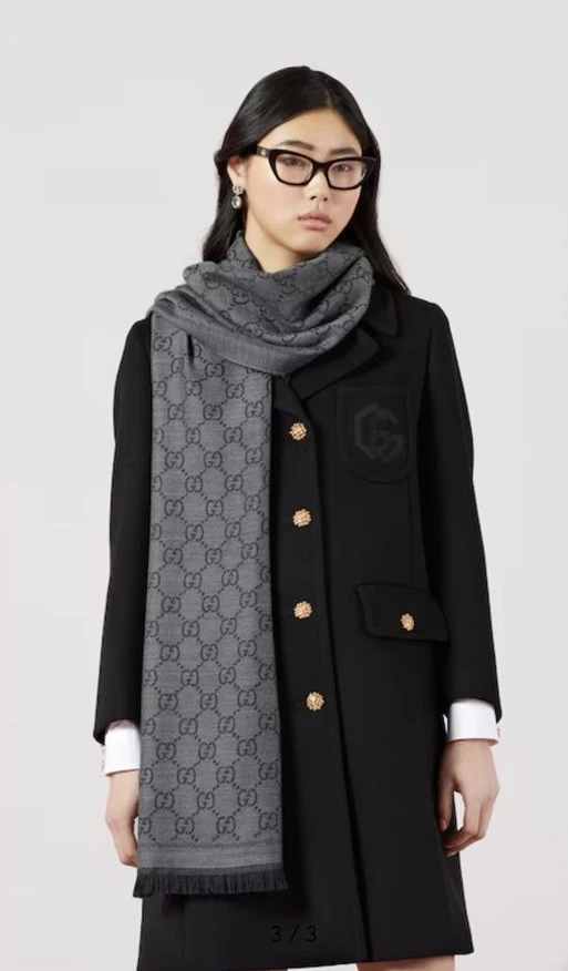 GG   Écharpe Gucci en laine motif jacquard noir et gris. 70” X 19”.