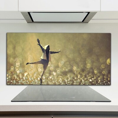 Mann tanzt auf nasser Straße mit Bokeh Küchenrückwand Spritzschutz Glas 120x60