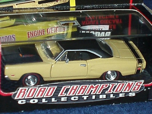 ROAD CHAMPS 1969 DODGE SUPERBEE AMARILLO/NEGRO con VITRINA ¡Escala 1/43 O MOPAR! - Imagen 2 de 12