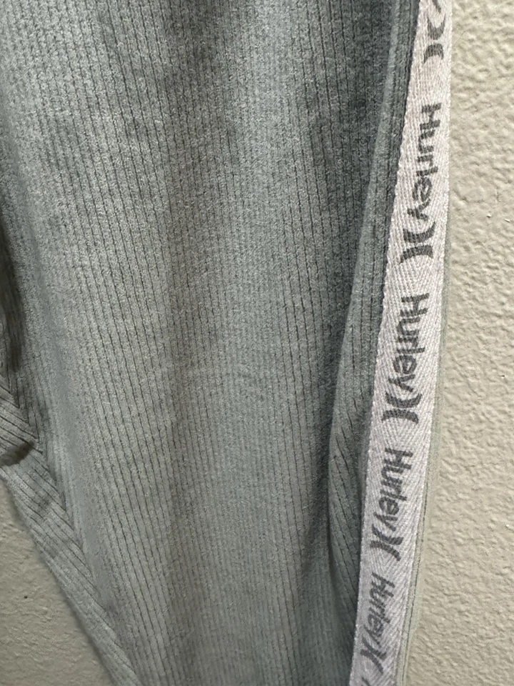 Pantalones suaves verdes claros Hurley para niñas con rayas Hurley en cada pierna medianos Foto 3 de 4