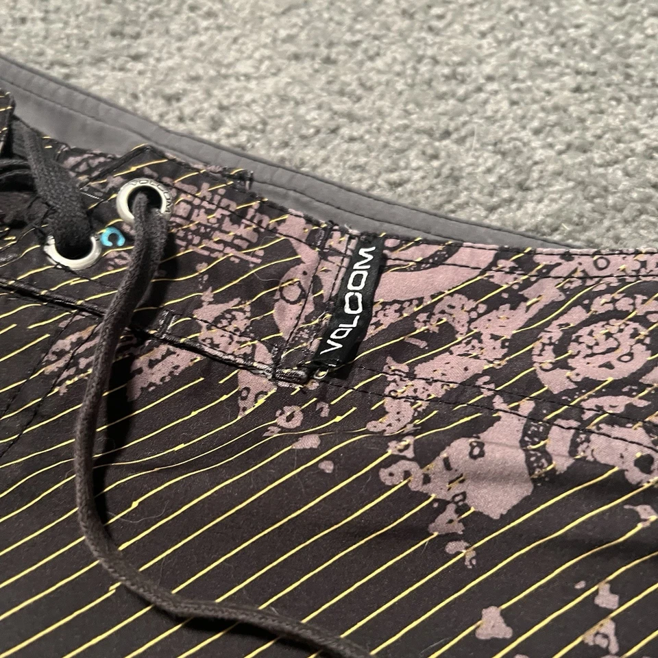 Volcom Men's Vintage Y2K Stone Surf Board Shorts, Cargo Pocket, Size 32 - Image 4 of 4