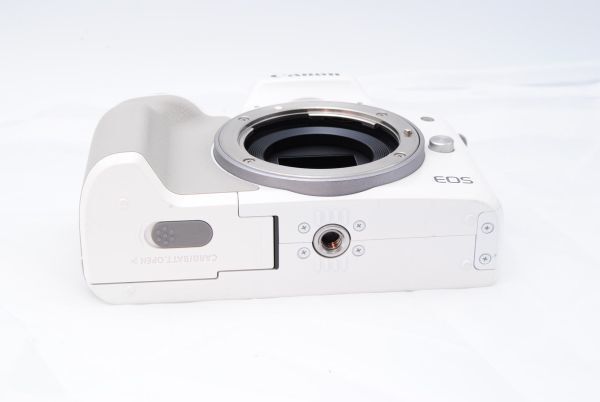 7000 shots! MINT Canon EOS Kiss M Body White 7000 shots! MINT Canon EOS Kiss M Body White