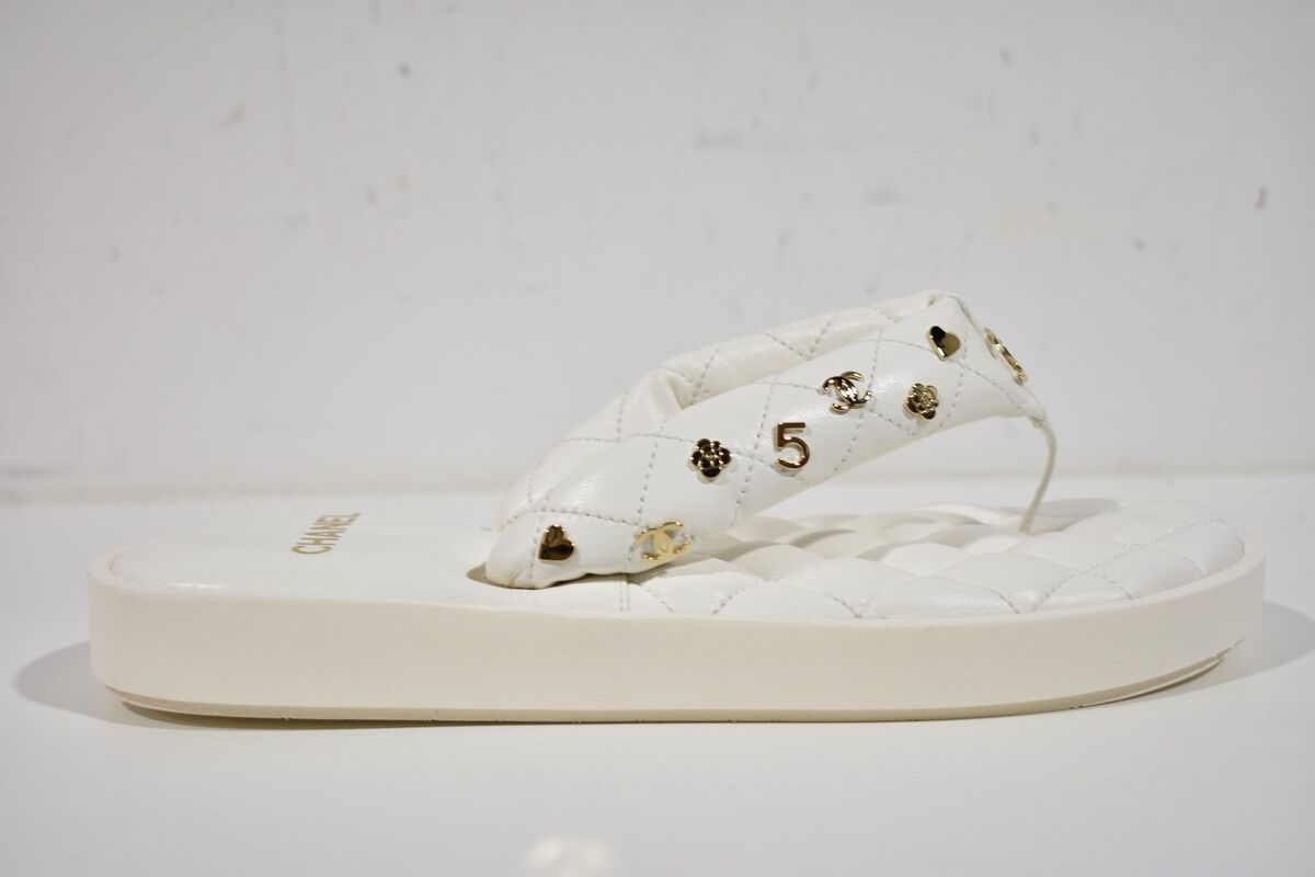 Chanel 23P White Quilted Charms Padded Pool Thong Logo Mule Chanel 23P White Quilted Charms Padded Pool Thong Logo Mule