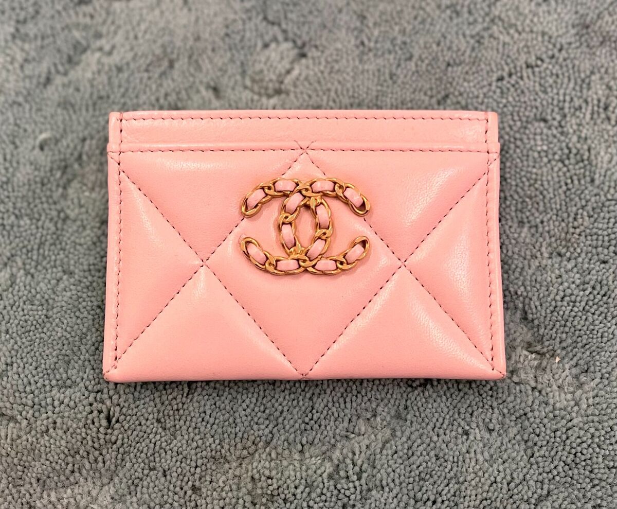 Chanel 23K 19 Quilted Card Holder in Rose Pink Shiny Chanel 23K 19 Quilted Card Holder in Rose Pink Shiny
