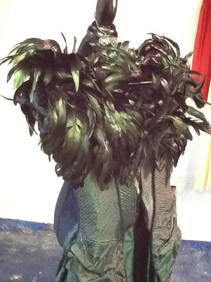 Vestido Corsé Magestic Penny Verde Hecho en Inglaterra con Corpiño de Plumas y Sk Ajustado Foto 2 de 4