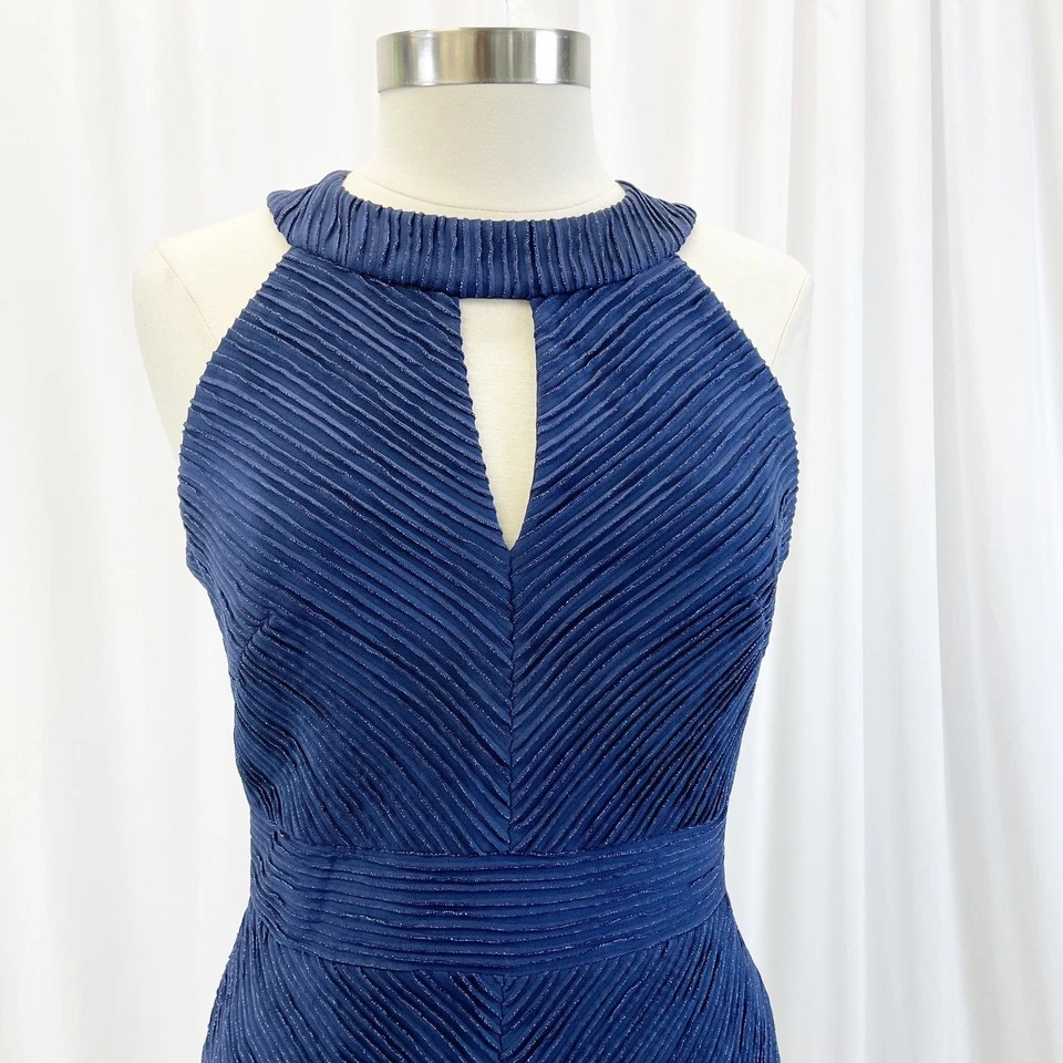 Платье-футляр женское Eliza J 12 с бретелью через шею темно-синее с металлической полосой вырезом - Изображение 4 из 4