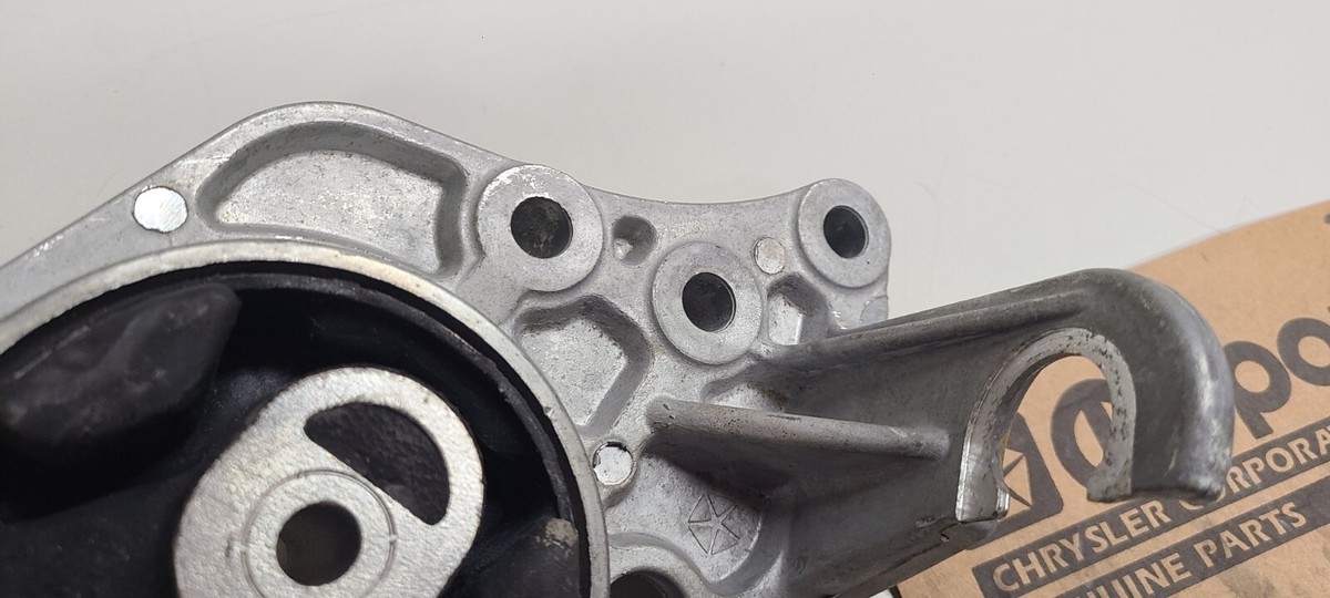 GENUINE MOPAR 5012896AA FRONT RIGHT ENGINE MOUNT Town & Country 