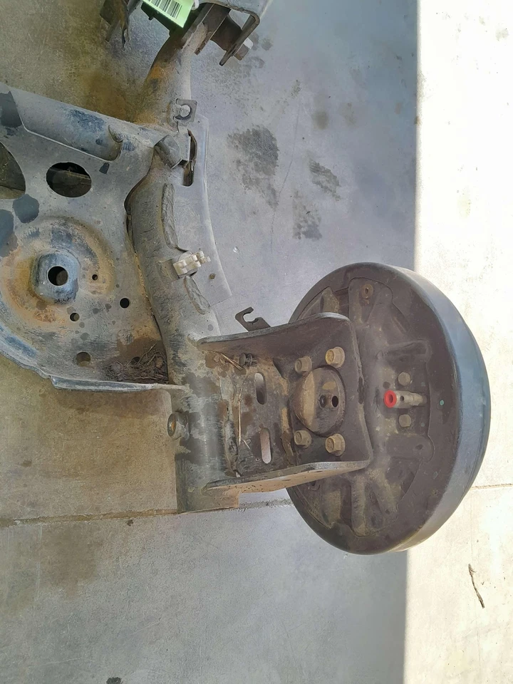 Conjunto de viga de eje trasero Nissan Sentra 14 15 con bujes - frenos de tambor OEM Foto 2 de 4