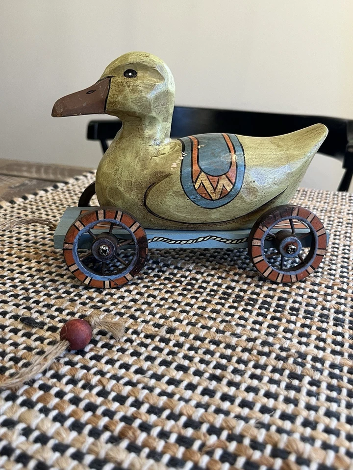 Винтажная резная деревянная игрушка-утка на колесах с ручной росписью 1990-е - Изображение 2 из 4