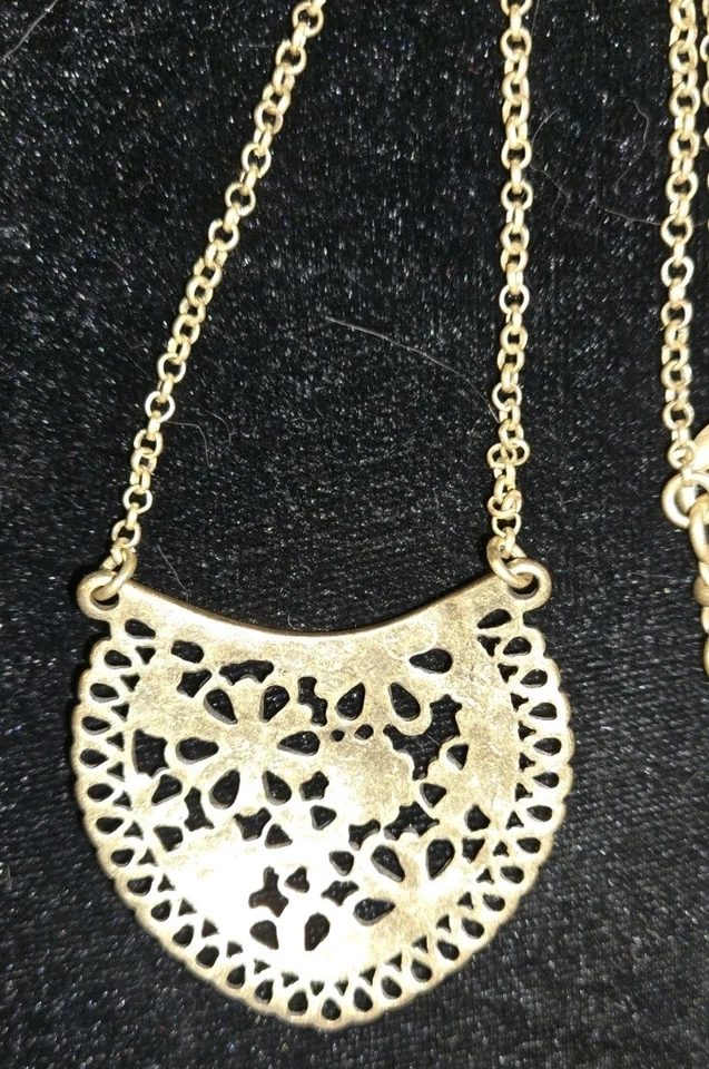 Collar escudo flor marca Lucky de 20" Foto 4 de 4