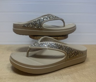 WOMEN'S CROCS SLOANE CHAI/GOLD GLITTER FLIP FLOP PLATFORM BEACH SANDALS  Size 8