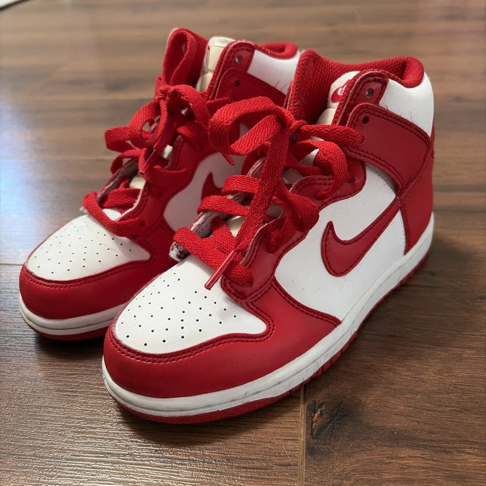 Nike Dunk High PS Niños Tenis Blanco/Rojo Universitario, Talla 13.5, DD2314-106 Foto 2 de 4