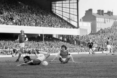 Arsenals Terry Mancini Teammate Pat Rice Watch Evertons Garry Jone- 1975 Photo