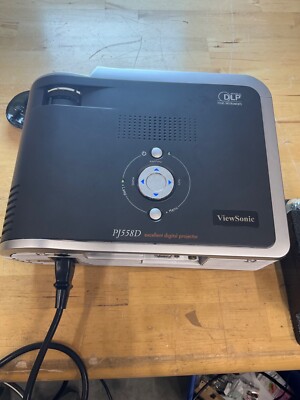 ViewSonic PJ558D DLP Projector VS11529 825 lamp hours.