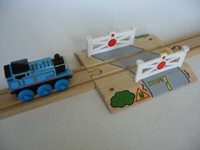 LEVEL CROSSING WOODEN fits  ROAD TRAIN RAILWAY ( Track Set )  NEW BOXED