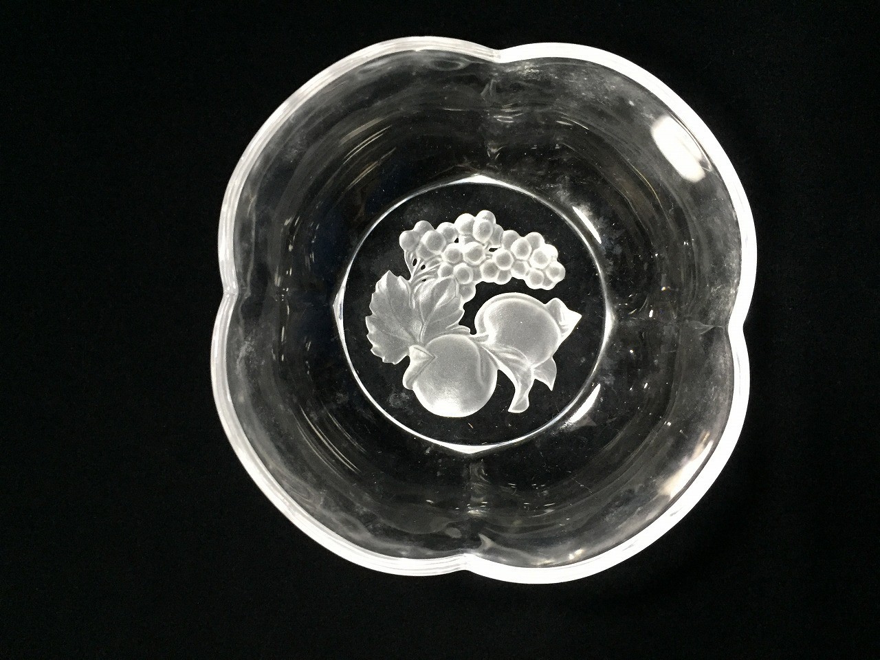 U0258 / Vintage Japanese Clear Glass Fruit Bowl Frosted Embossed Grapes