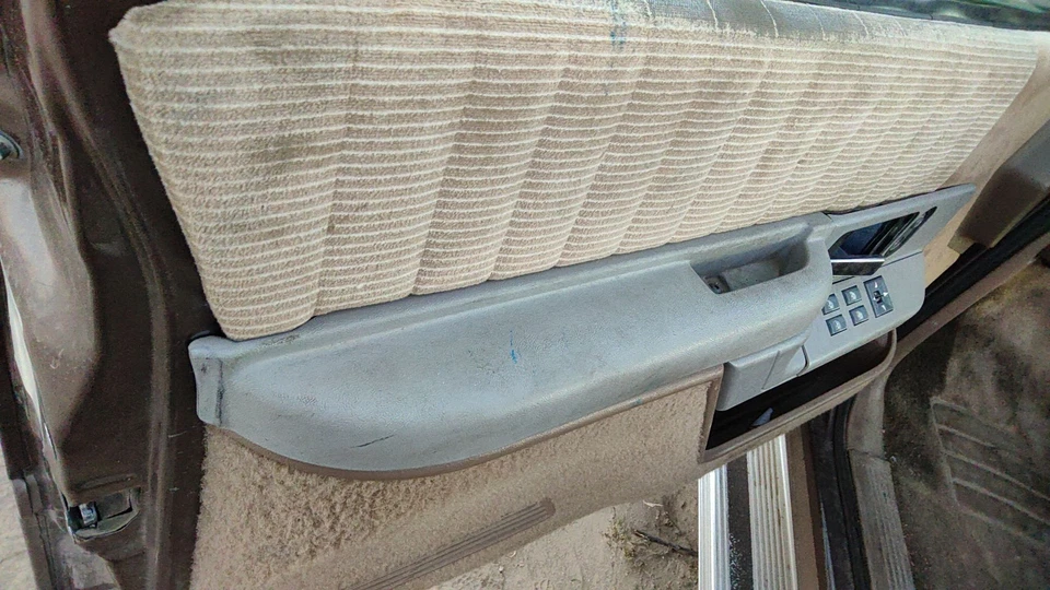 Panel de moldura de puerta delantera izquierda para conductor Chevy Suburban 1992-1994 sin interruptor bronceado Foto 4 de 4