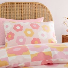 Image of Catherine Lansfield Retro Daisy Reversible Duvet Cover Set with Pillowcases Pink