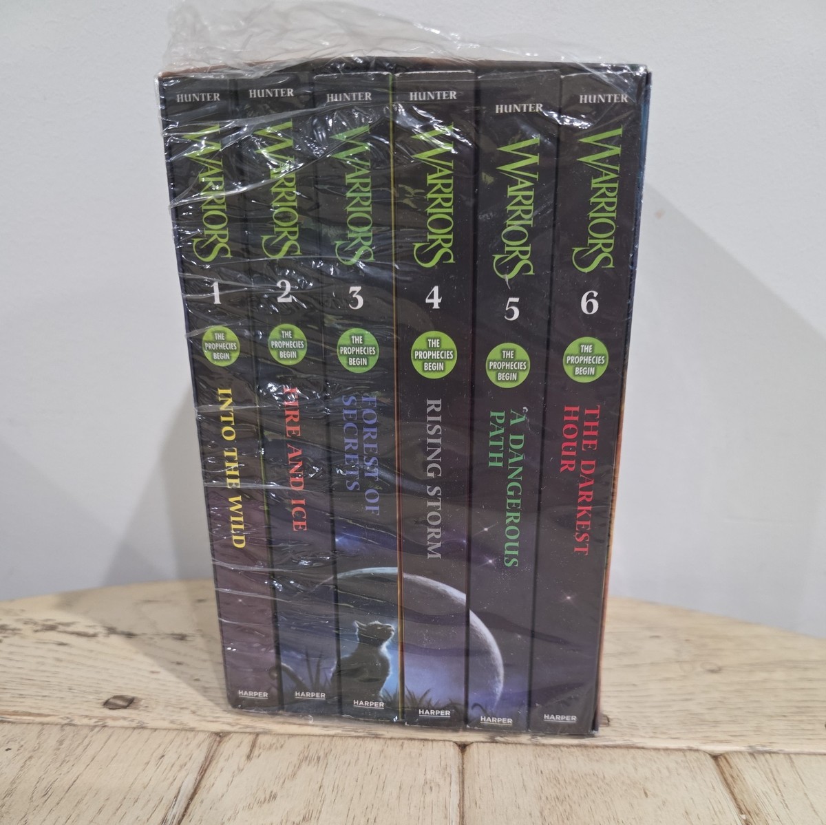Warriors: The Complete First Series 1 6冊 Warriors Box Set Volumes 1-6: Complete Series by Erin Hunter