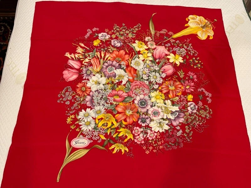 Écharpe en soie florale rouge Gucci 34
