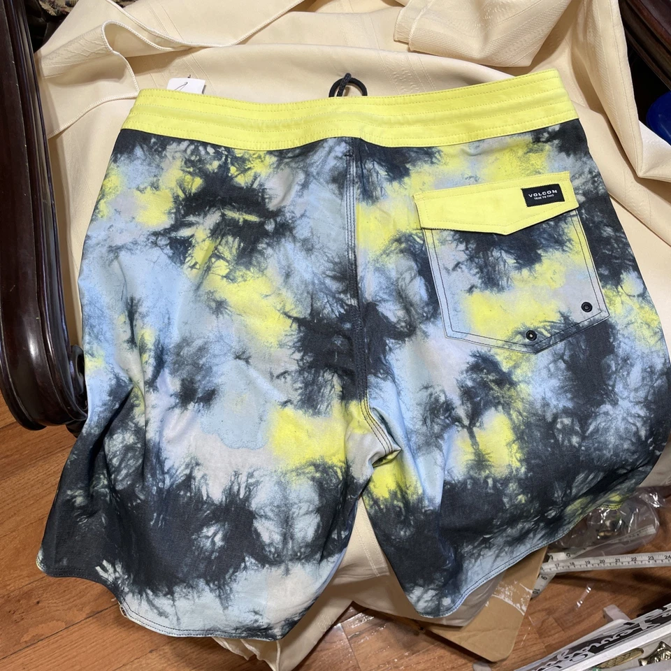 Volcom Stoneys Beach Swim Surf Board Shorts Mens Size 32 Saturate Lime Tie Dye - Image 4 of 4