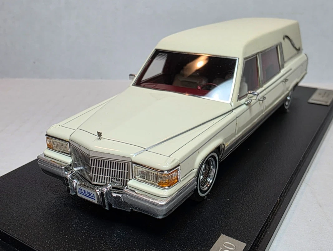 Fourgon Renault 1000 Kg noir corbillard - Voiture miniature 1/43