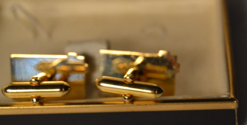 Gemelos Swank Vintage tono dorado con arbusto con acento de piedra de ónix - sin clip de corbata Foto 3 de 4