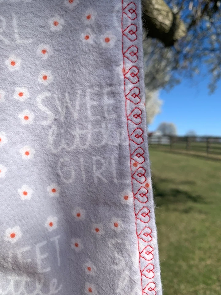 Dulce Niña Reversible Franela Acurrucada Manta Bebé, Bordado 32" x 32" Foto 4 de 4